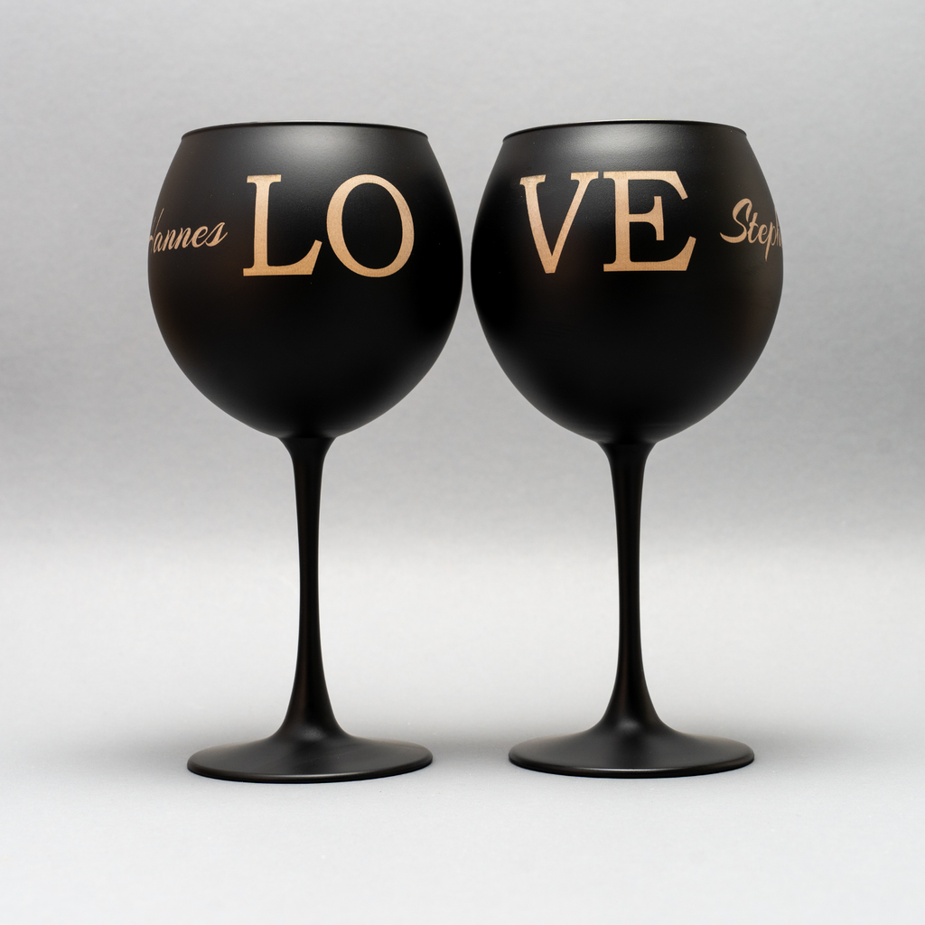 Personalisierte schwarze Weingläser 2er Set – Namensgravur, die Geschenkidee zum Valentinstag oder Hochzeitstag