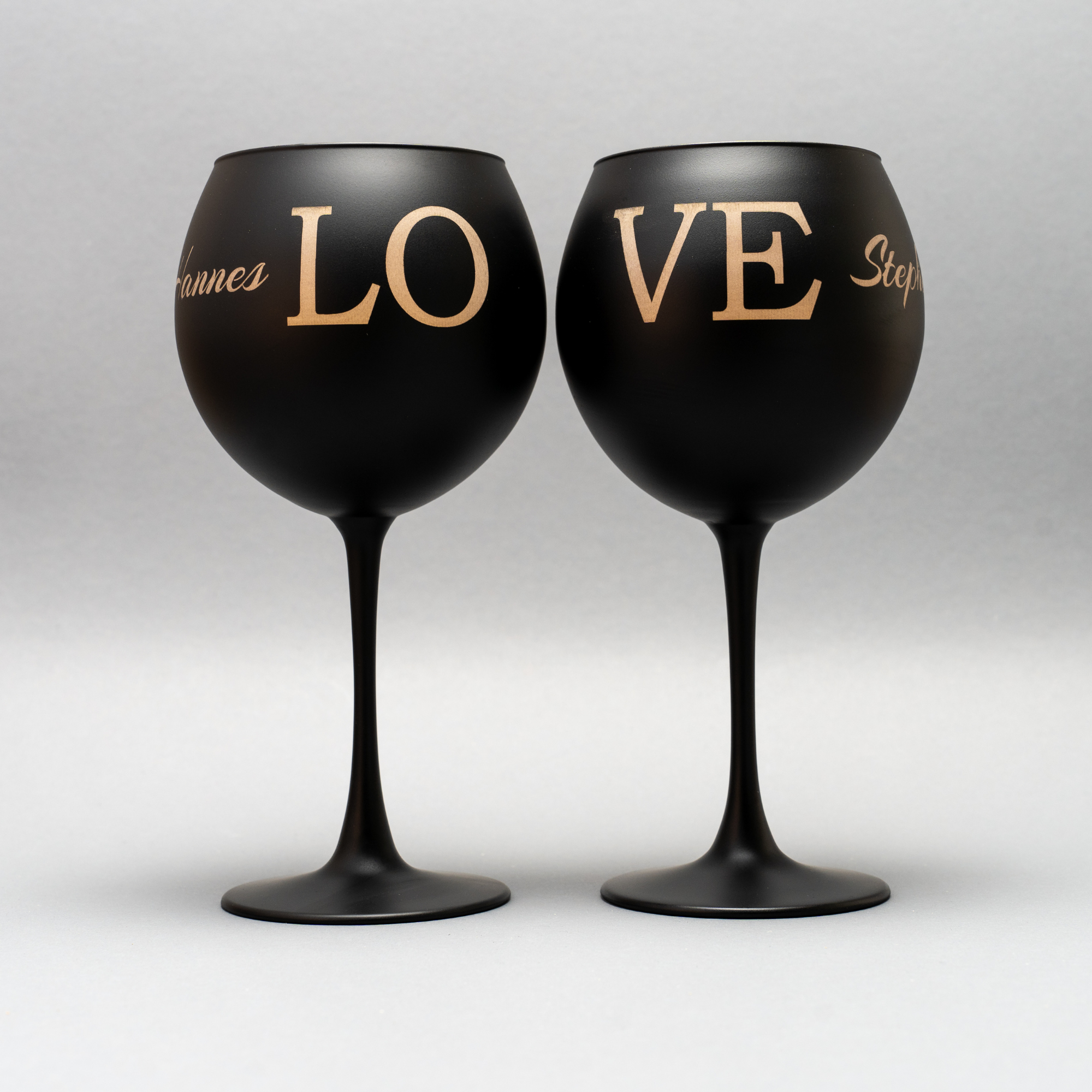 Personalisierte schwarze Weingläser 2er Set – Namensgravur, die Geschenkidee zum Valentinstag oder Hochzeitstag