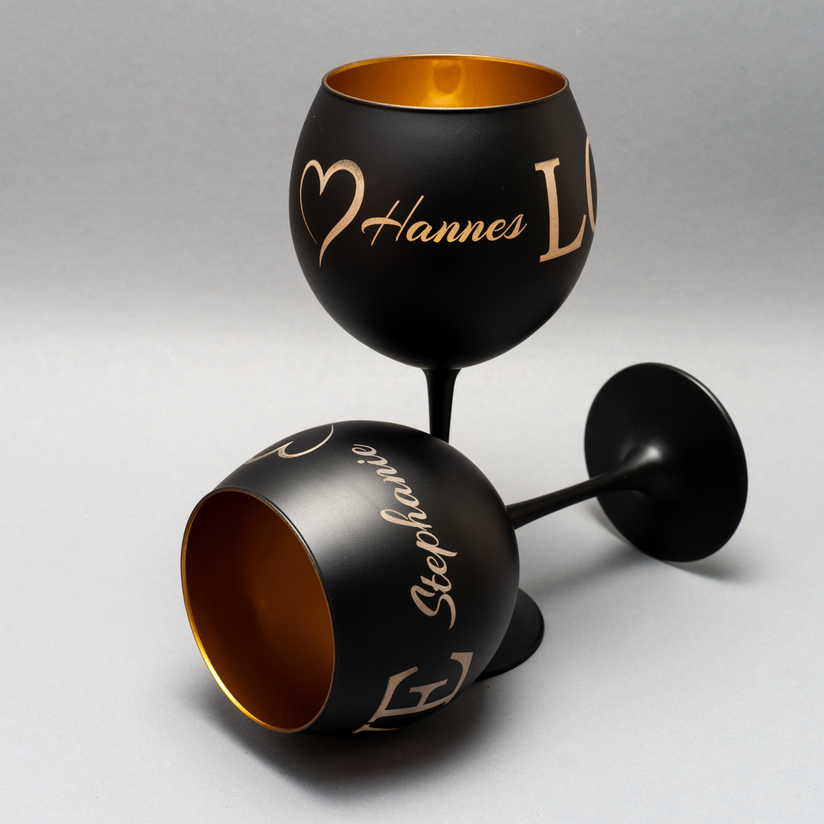 Personalisierte schwarze Weingläser 2er Set – Namensgravur, die Gesche – GRAViAdesign