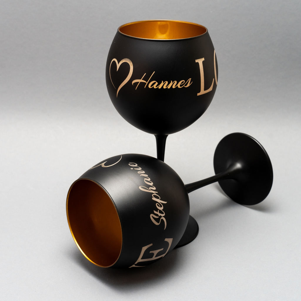 Personalisierte schwarze Weingläser 2er Set – Namensgravur, die Geschenkidee zum Valentinstag oder Hochzeitstag