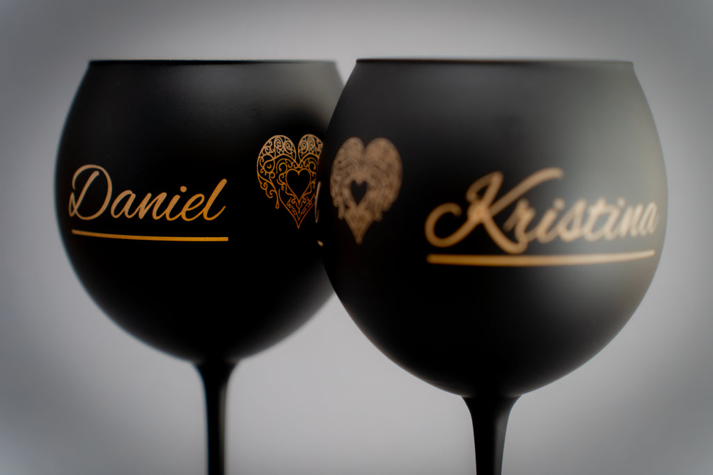 Personalisierte schwarze Weingläser 2er Set – Namensgravur