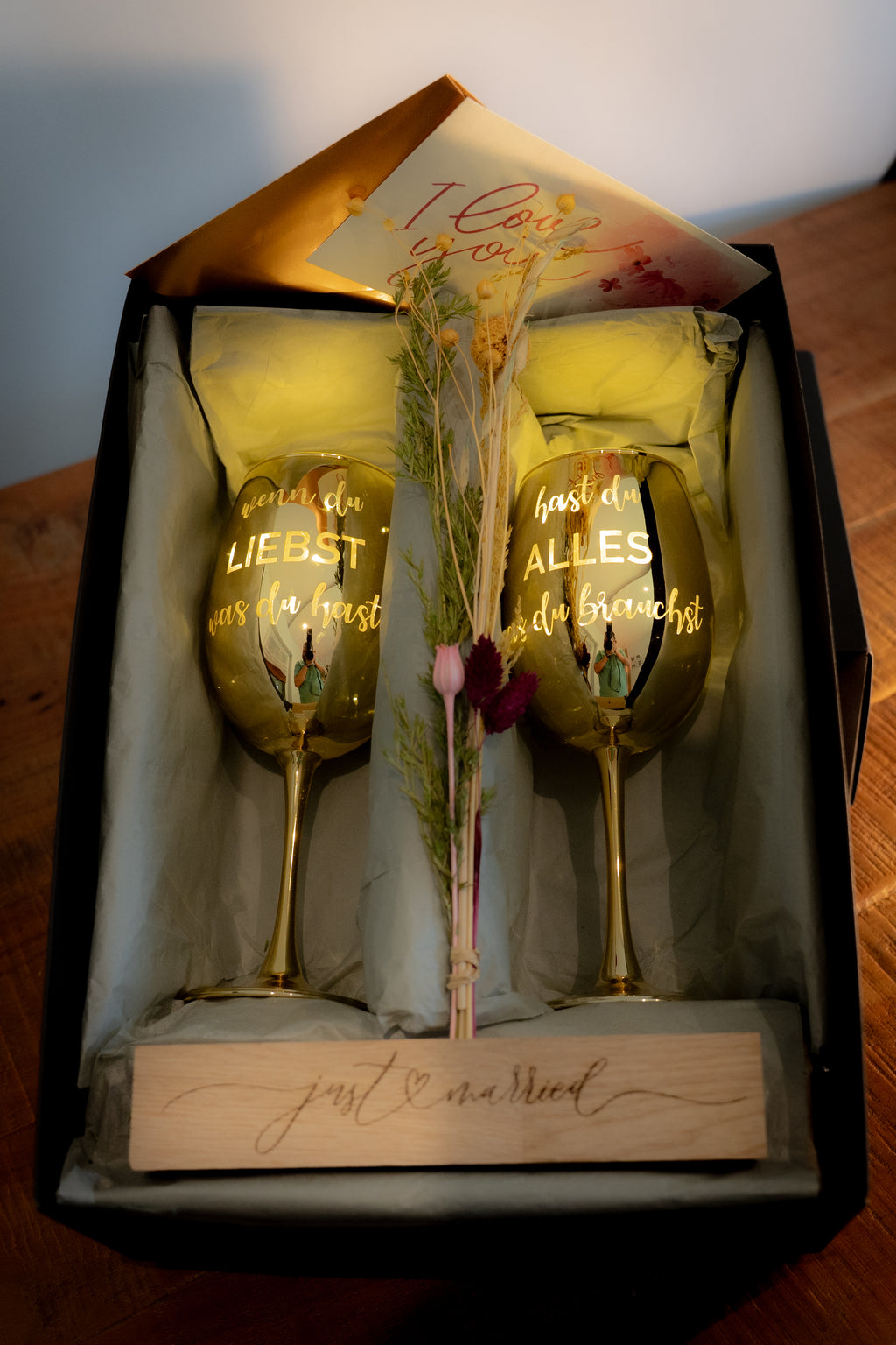 Geschenkset goldene Weingläser mit Geschenkverpackung, Blumenhalter und Karte