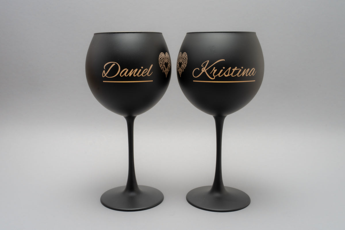 Personalisierte schwarze Weingläser 2er Set – Namensgravur – GRAViAdesign