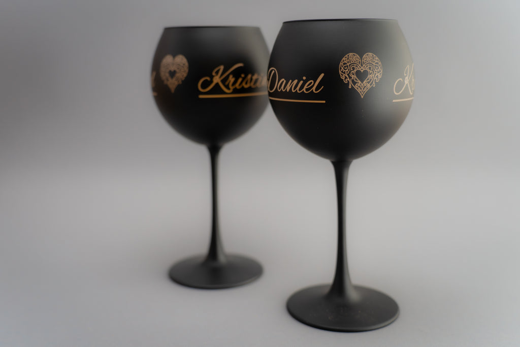 Personalisierte schwarze Weingläser 2er Set – Namensgravur